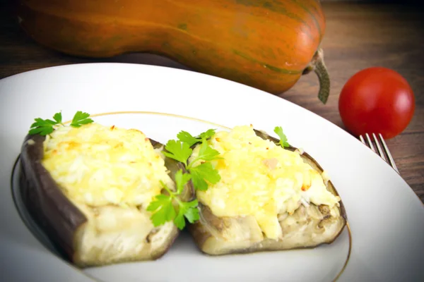 Fyllda aubergine och färska tomater. — Stockfoto