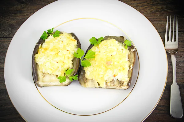 Doldurulmuş patlıcan ve taze domates.