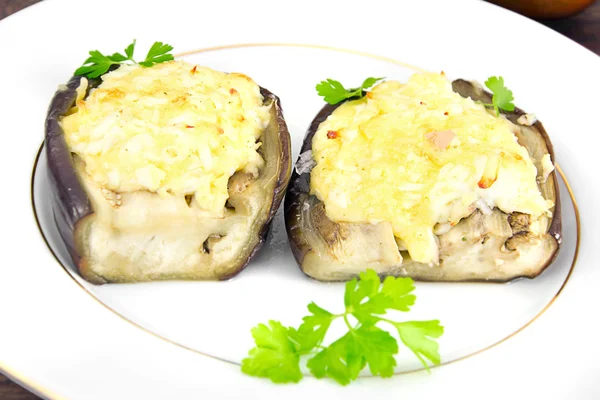 Doldurulmuş patlıcan ve taze domates.