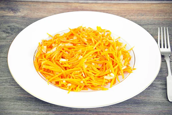 Диета и здоровая пища: корейская морковь . — стоковое фото