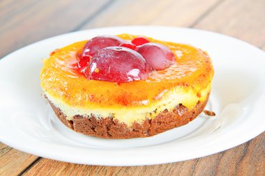 Vintage Retro zemin üzerine meyveli kek.