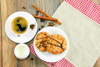 Tanımlama bilgileri, kahve ve krem odunsu arka plan üzerinde