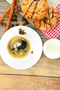 Tanımlama bilgileri, kahve ve krem odunsu arka plan üzerinde