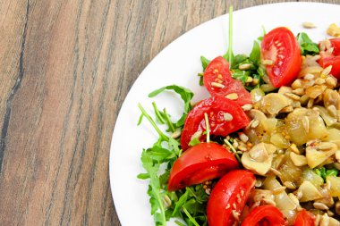 Salata domates, mantar, roka ve ayçiçeği tohumu.