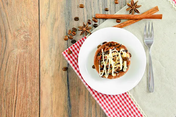 Tanımlama bilgileri, kahve ve krem odunsu arka plan üzerinde