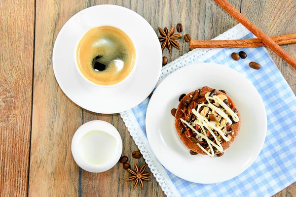 Tanımlama bilgileri, kahve ve krem odunsu arka plan üzerinde