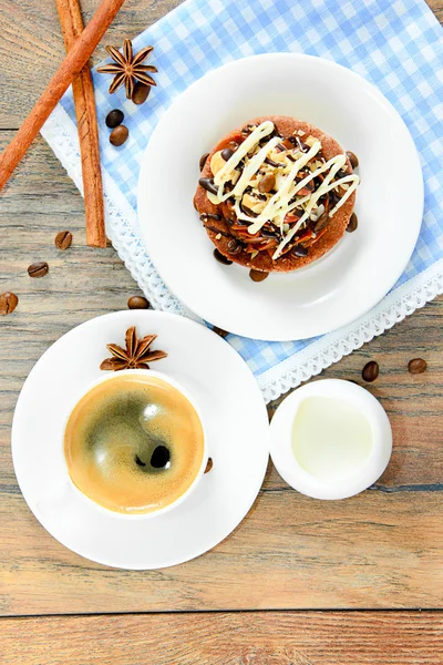 Tanımlama bilgileri, kahve ve krem odunsu arka plan üzerinde