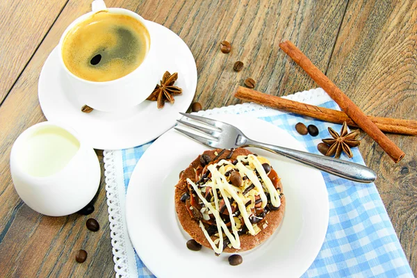 Tanımlama bilgileri, kahve ve krem odunsu arka plan üzerinde