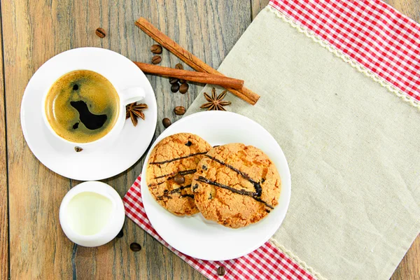 Tanımlama bilgileri, kahve ve krem odunsu arka plan üzerinde