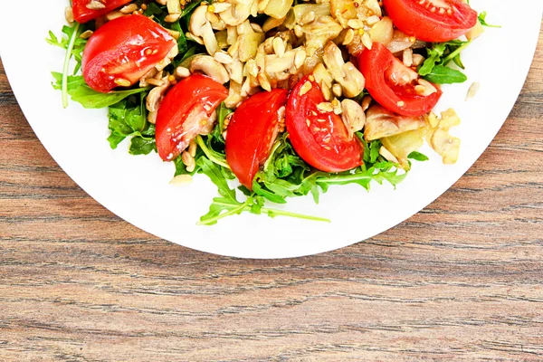 Salata domates, mantar, roka ve ayçiçeği tohumu.