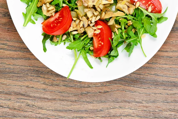 Salata domates, mantar, roka ve ayçiçeği tohumu.