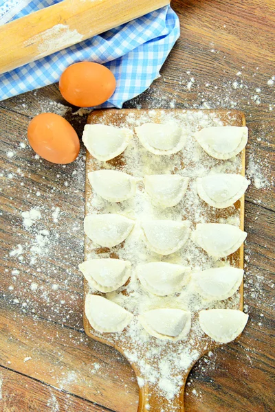 Rohe hausgemachte Knödel, russische Pelmeni — Stockfoto