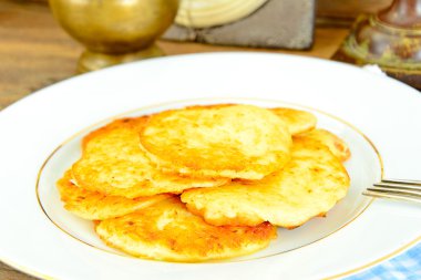 Kızarmış patates gözlemesi. Belarus ve Alman mutfağı.