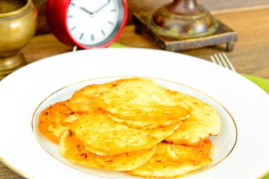 Kızarmış patates gözlemesi. Belarus ve Alman mutfağı.