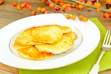 Kızarmış patates gözlemesi. Belarus ve Alman mutfağı.