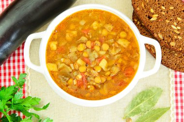 Patlıcan, domates ve soğan ile mercimek çorbası.