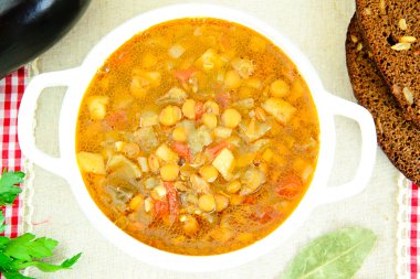 Patlıcan, domates ve soğan ile mercimek çorbası.