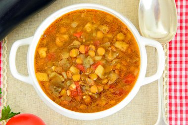 Patlıcan, domates ve soğan ile mercimek çorbası.