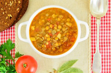 Patlıcan, domates ve soğan ile mercimek çorbası.