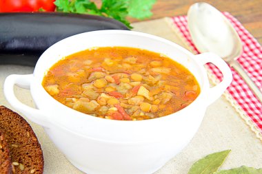 Patlıcan, domates ve soğan ile mercimek çorbası.