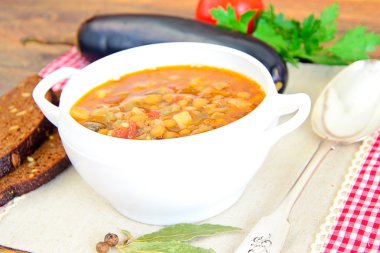 Patlıcan, domates ve soğan ile mercimek çorbası.