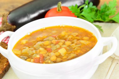 Patlıcan, domates ve soğan ile mercimek çorbası.