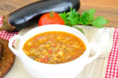 Patlıcan, domates ve soğan ile mercimek çorbası.