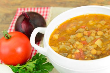 Patlıcan, domates ve soğan ile mercimek çorbası.