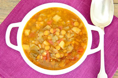 Patlıcan, domates ve soğan ile mercimek çorbası.