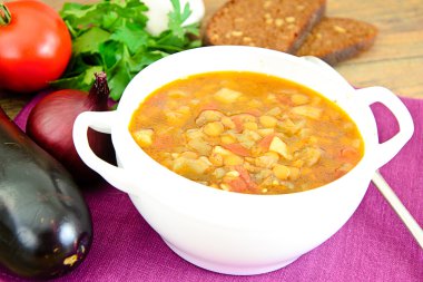 Patlıcan, domates ve soğan ile mercimek çorbası.