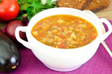 Patlıcan, domates ve soğan ile mercimek çorbası