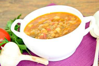 Patlıcan, domates ve soğan ile mercimek çorbası.