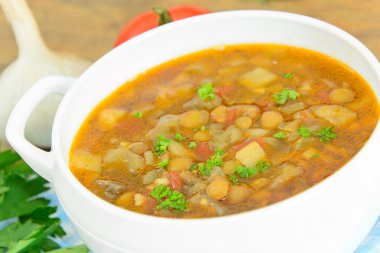 Patlıcan, domates ve soğan ile mercimek çorbası.