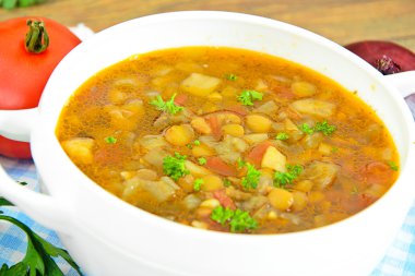 Patlıcan, domates ve soğan ile mercimek çorbası.