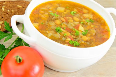 Patlıcan, domates ve soğan ile mercimek çorbası.