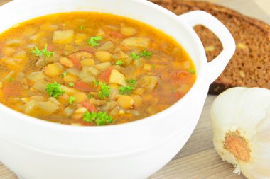 Patlıcan, domates ve soğan ile mercimek çorbası.