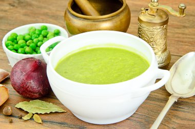 Diyet çorbası Krem rengi yeşil bezelye püresi