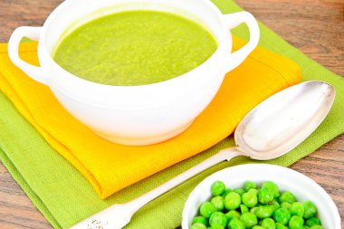 Diyet çorbası Krem rengi yeşil bezelye püresi