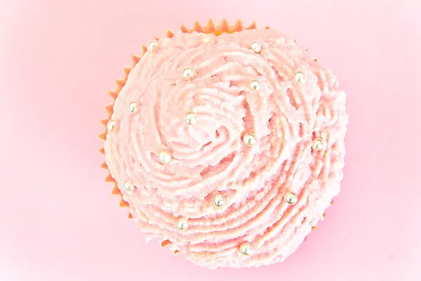 Κέικ με κρέμα, Cupcake σε ροζ φόντο. — Φωτογραφία Αρχείου