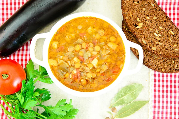 Sopa de lentilha com berinjela, tomates e cebolas . — Fotografia de Stock