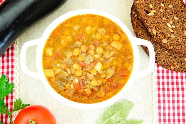 Patlıcan, domates ve soğan ile mercimek çorbası.