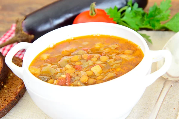 Sopa de lentilha com berinjela, tomates e cebolas . — Fotografia de Stock