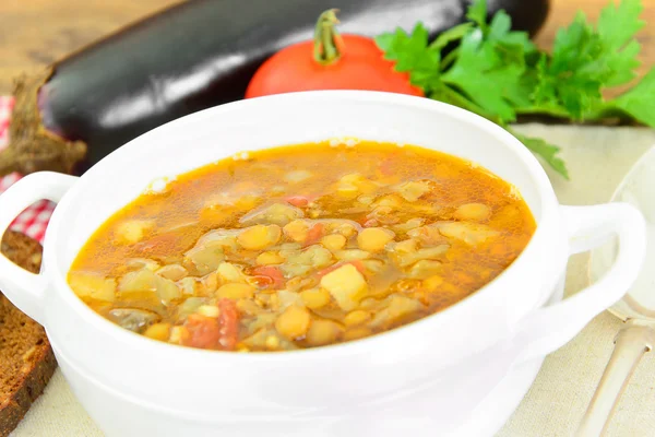 Patlıcan, domates ve soğan ile mercimek çorbası.