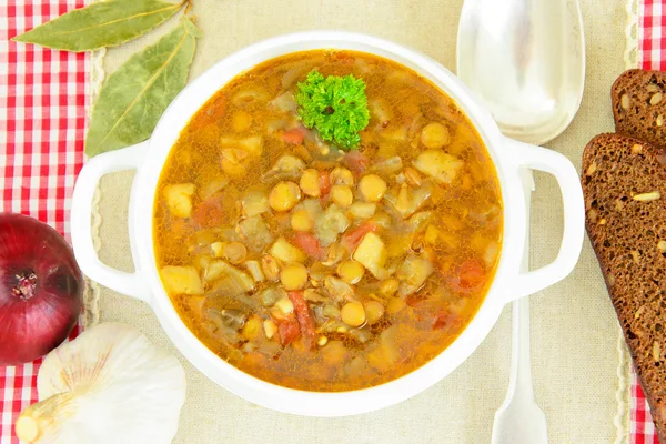 Patlıcan, domates ve soğan ile mercimek çorbası.