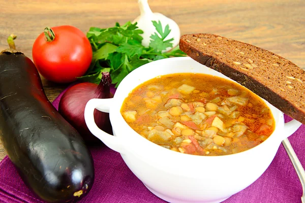 Sopa de lentilha com berinjela, tomates e cebolas . — Fotografia de Stock