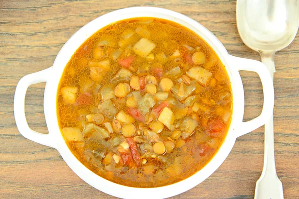 Patlıcan, domates ve soğan ile mercimek çorbası