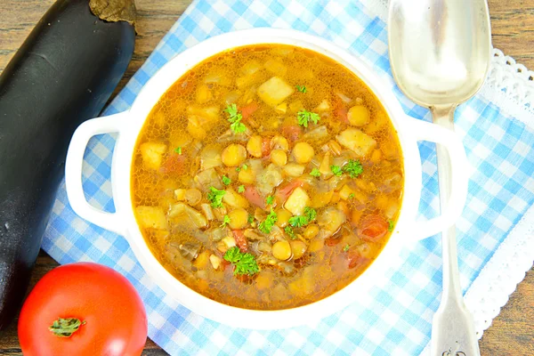 Sopa de lentilha com berinjela, tomates e cebolas . — Fotografia de Stock