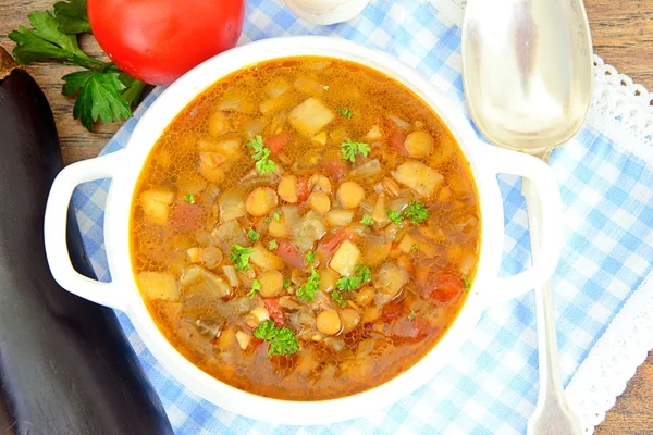 Sopa de lentilha com berinjela, tomates e cebolas — Fotografia de Stock