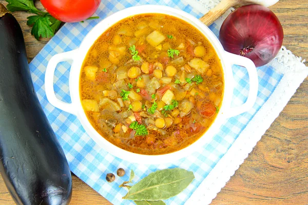 Sopa de lentilha com berinjela, tomates e cebolas . — Fotografia de Stock