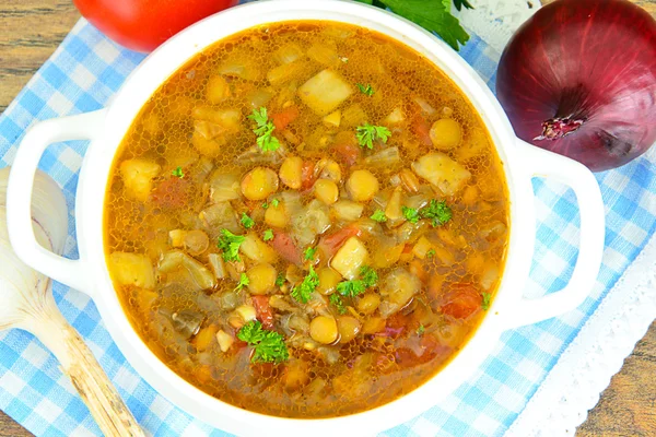 Sopa de lentilha com berinjela, tomates e cebolas . — Fotografia de Stock